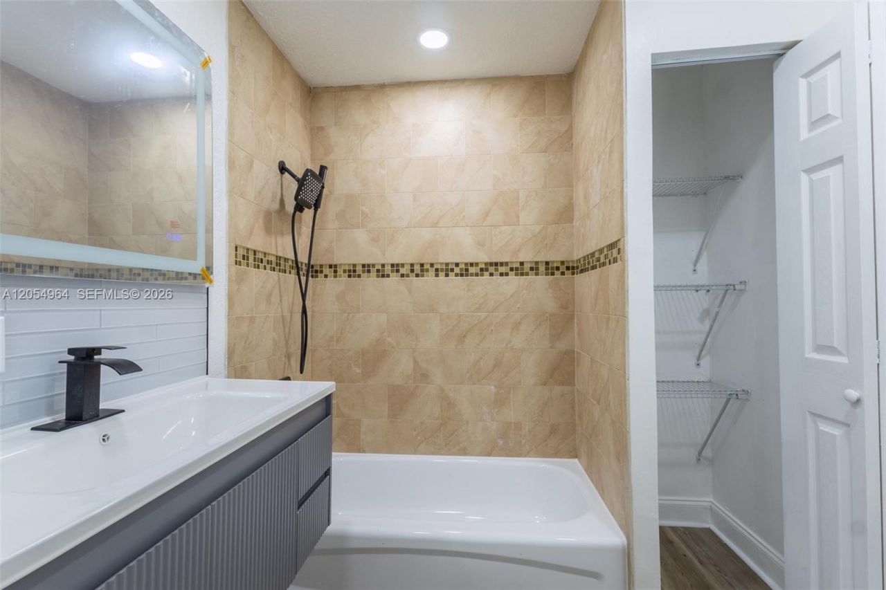 30 NW 159th St , Miami, FL 33169 Photo