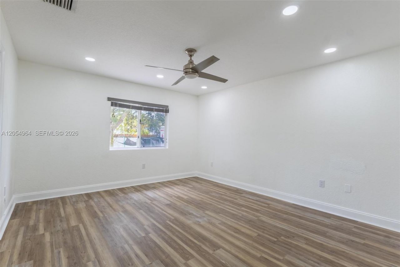 30 NW 159th St , Miami, FL 33169 Photo