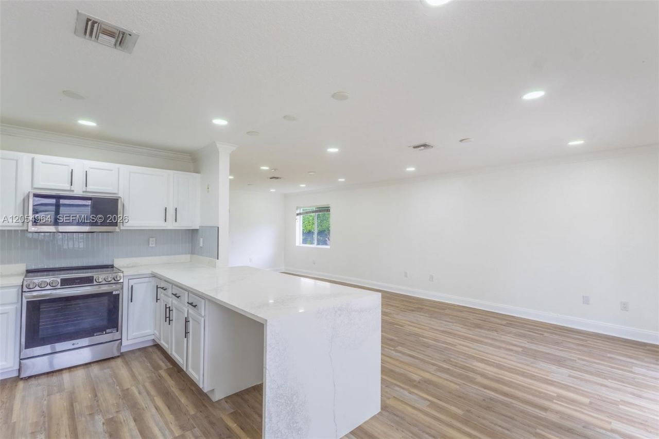 30 NW 159th St , Miami, FL 33169 Photo