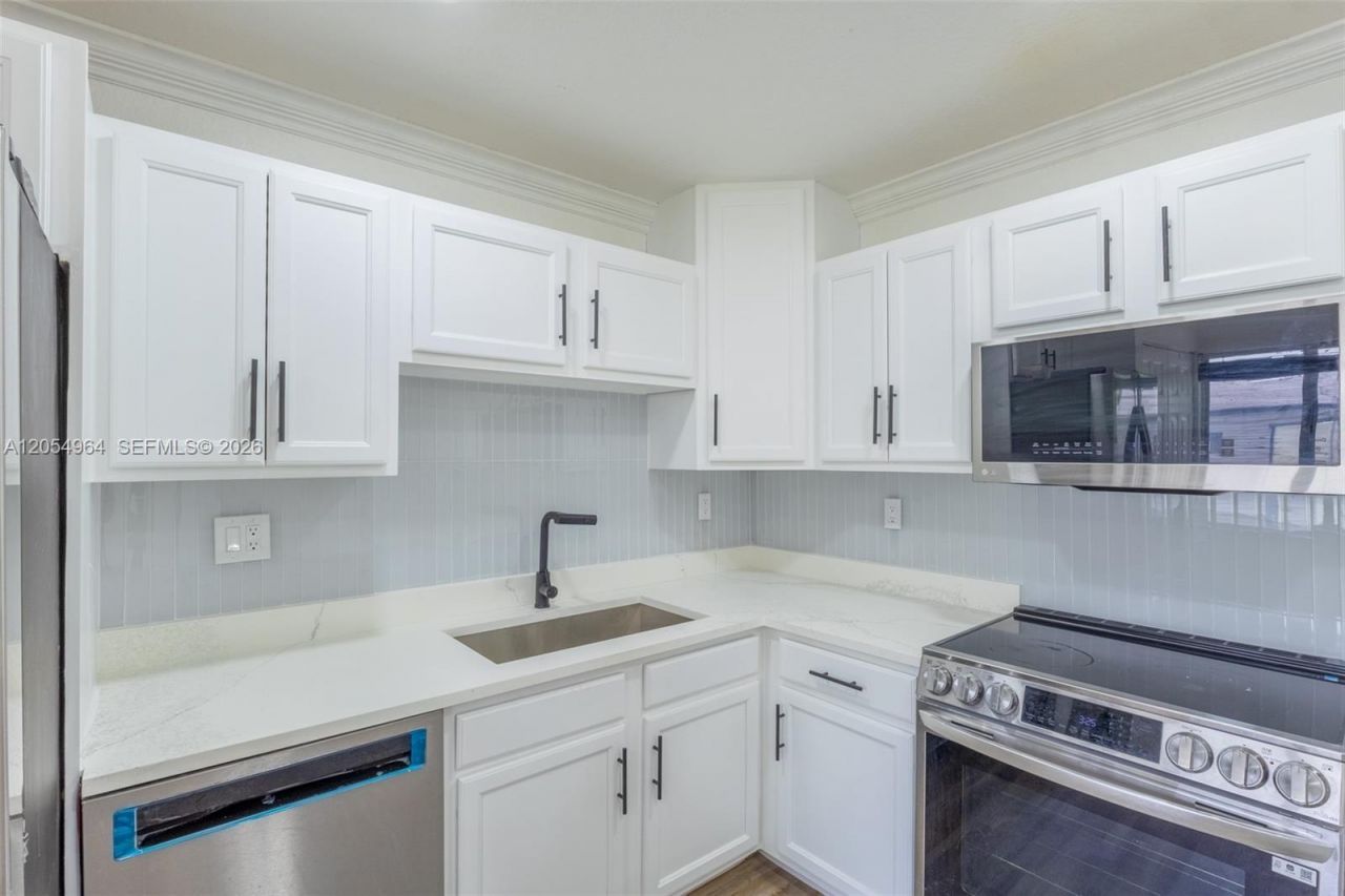 30 NW 159th St , Miami, FL 33169 Photo