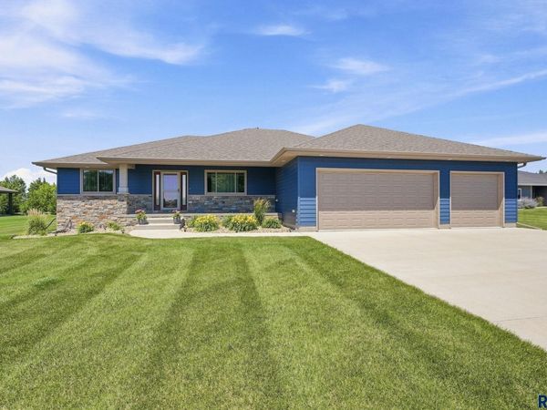 109 Lake Ridge Dr, Wentworth, SD 57075