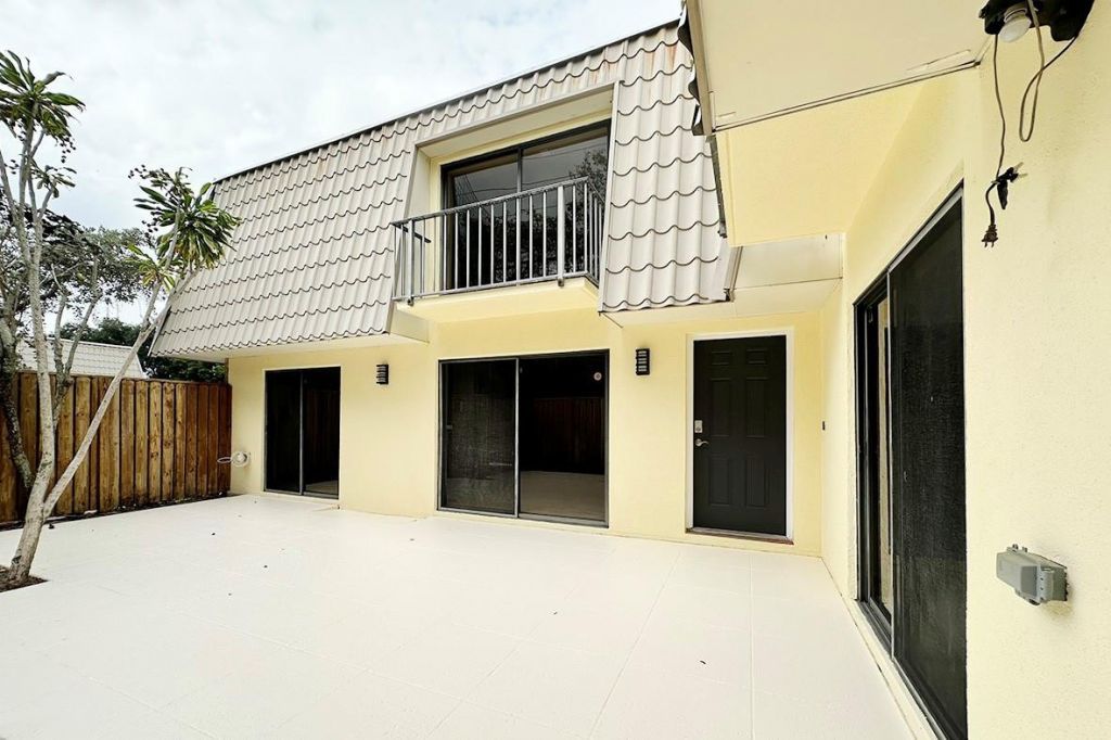 1700 Embassy Drive, Unit Apt 402, West Palm Beach, FL 33401 Photo