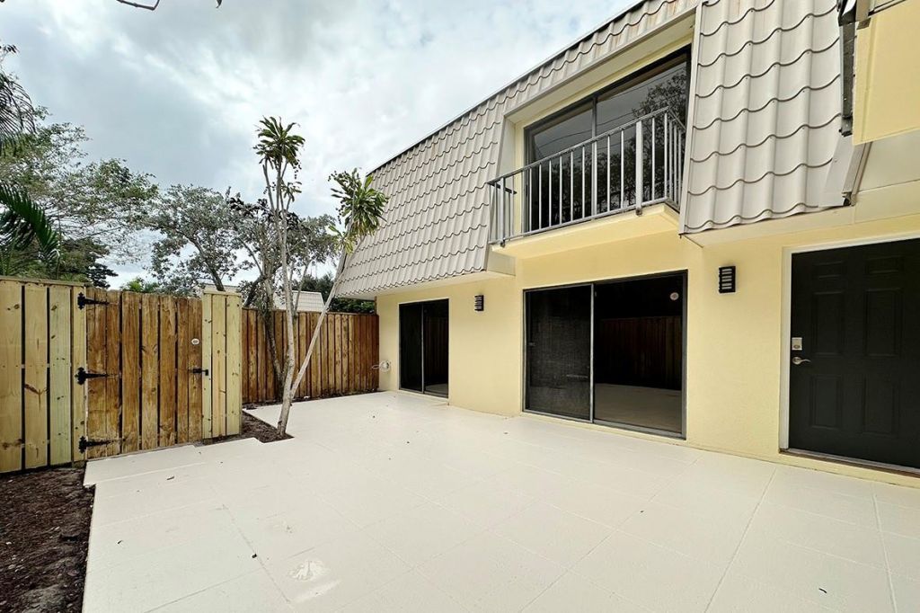 1700 Embassy Drive, Unit Apt 402, West Palm Beach, FL 33401 Photo