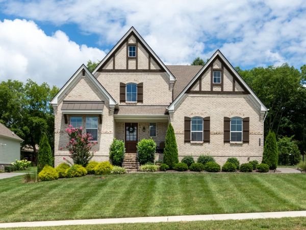 661 Concord Dr , Gallatin, TN 37066