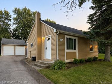 311 W Grand Traverse Street, Commerce Township, Mi 48382