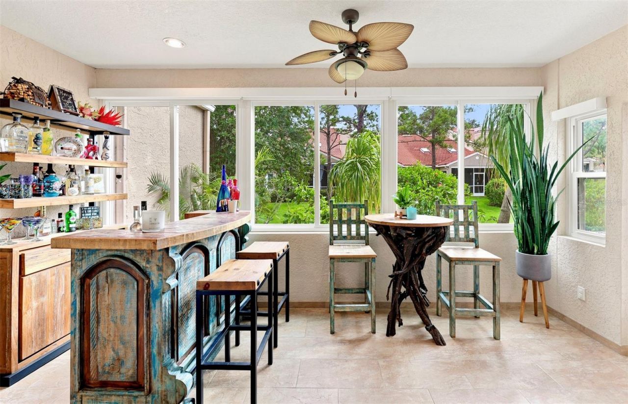 673 Segovia Court Ne, Unit 702, Saint Petersburg, FL 33703 Photo