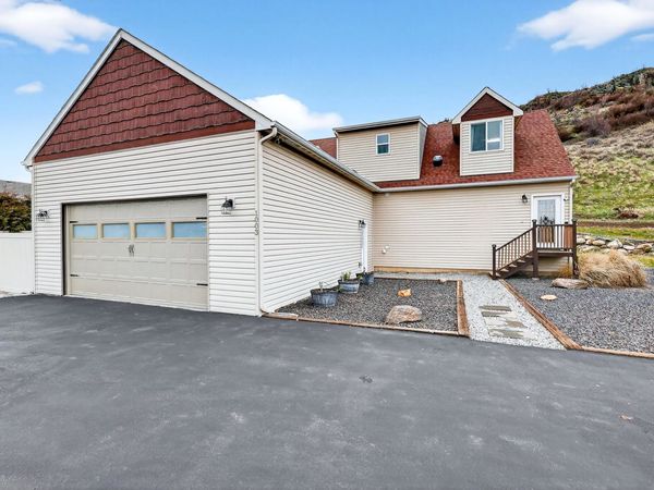 1003 S Henry Rd, Greenacres, WA 99016