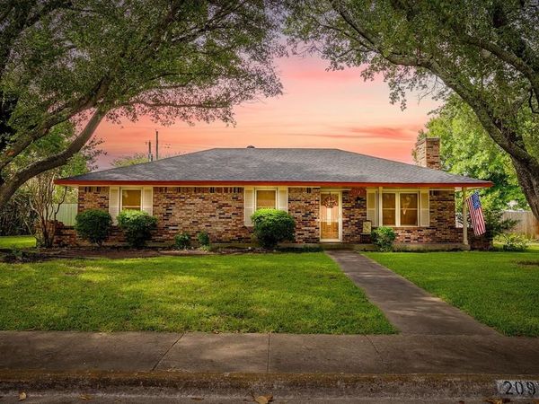 209 Hillcrest Drive, Midlothian, TX 76065