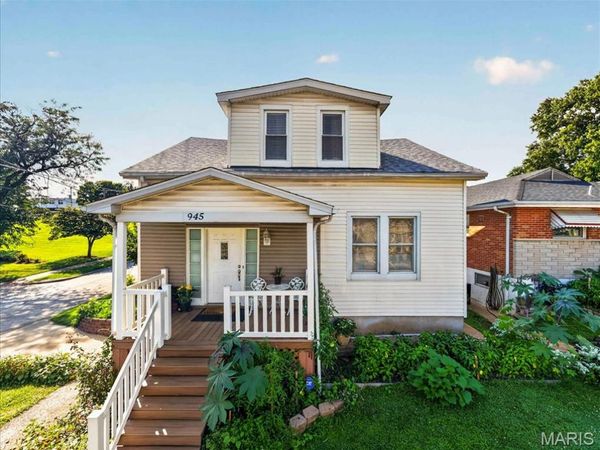945 Regina Avenue , St Louis, MO 63125