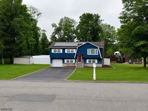 2 Vivian Plz, Andover, NJ 07860