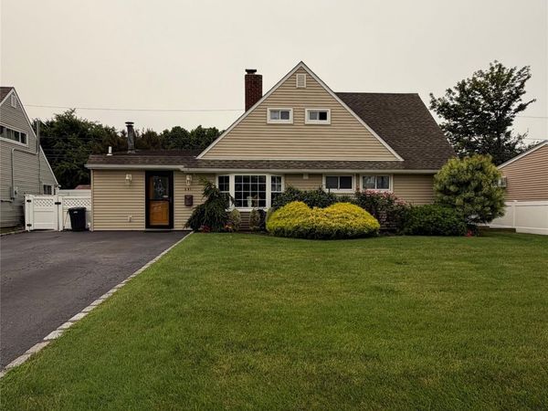 261 Elm Drive S, Levittown, NY 11756