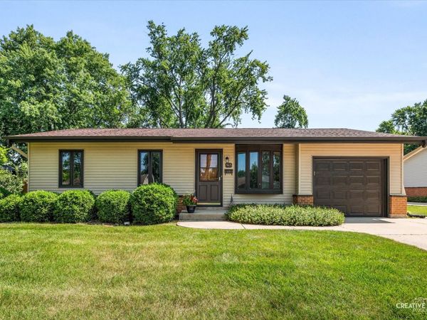 945 Victoria Lane , Elk Grove Village, IL 60007