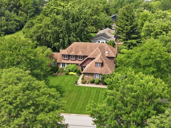 8100 LAKE RIDGE Drive, Burr Ridge, IL 60527