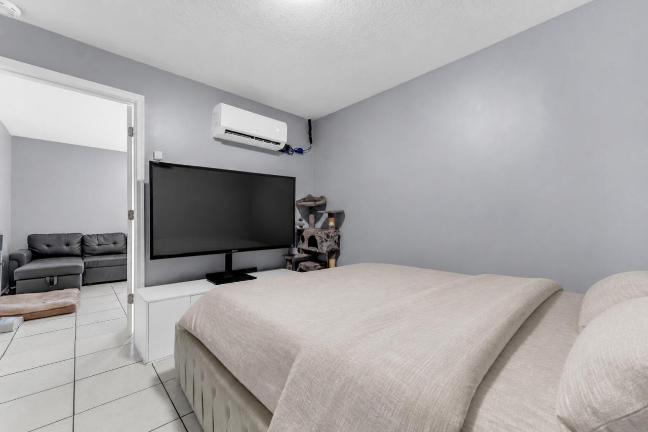 8880 NW 7th Street, Pembroke Pines, FL 33024 Photo