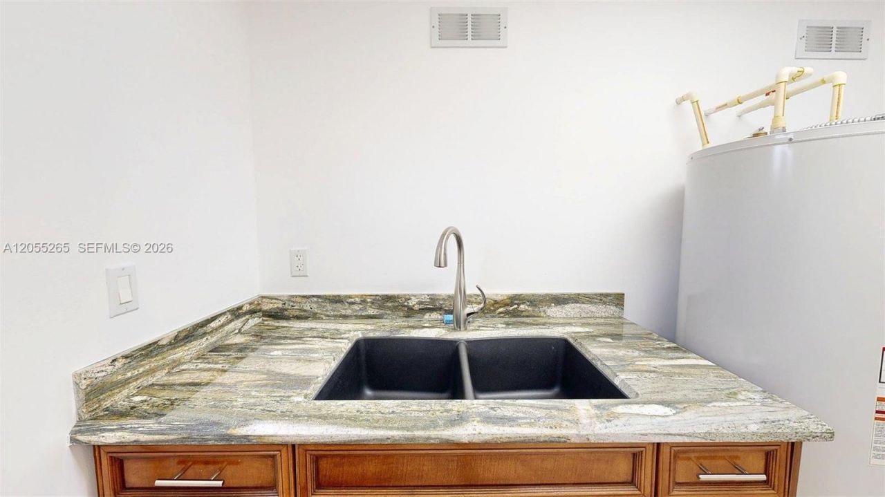 6265 W 10th Ave, Hialeah, FL 33012 Photo