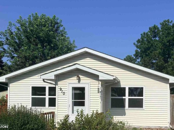 910 N 9th St, Fairfield, IA 52556