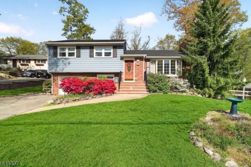 18 Hillcrest Dr, Bloomingdale, NJ 07403 Main Photo