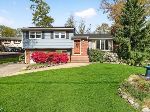 18 Hillcrest Dr, Bloomingdale, NJ 07403