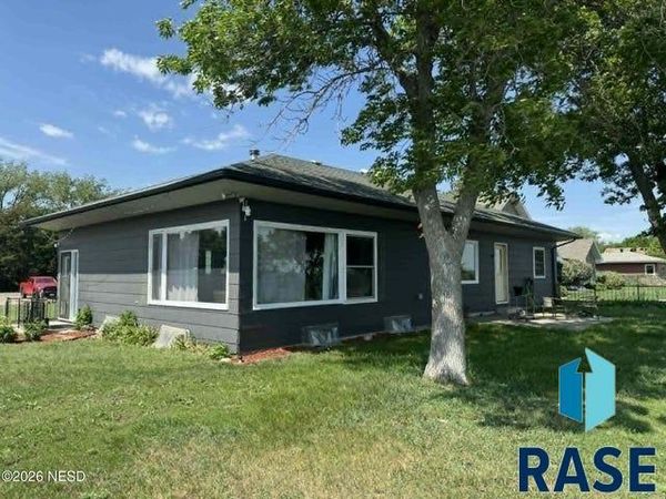 556 N Lake Dr, Watertown, SD 57201