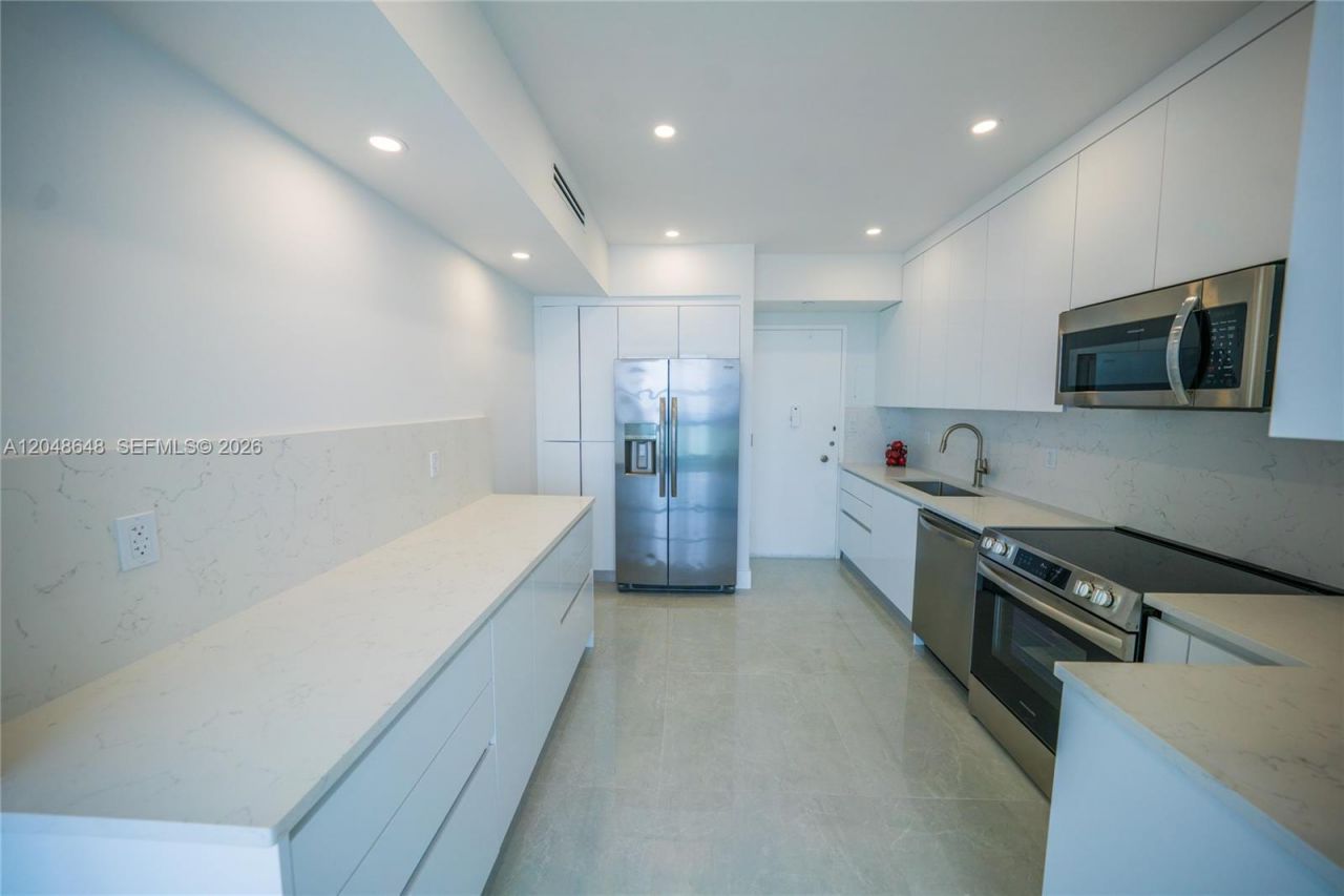 5055 Collins Ave , Unit 14H, Miami Beach, FL 33140 Photo
