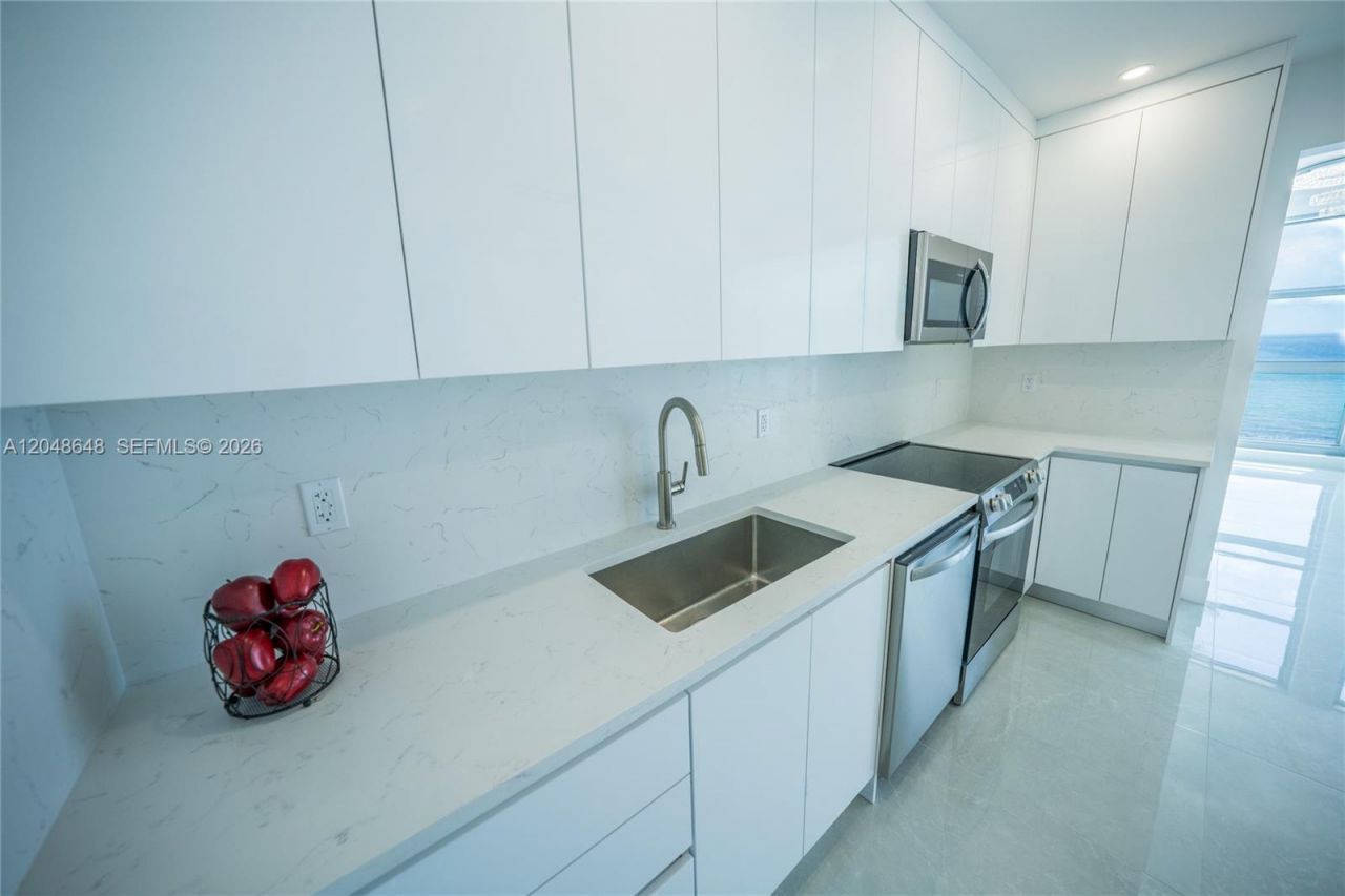 5055 Collins Ave , Unit 14H, Miami Beach, FL 33140 Photo