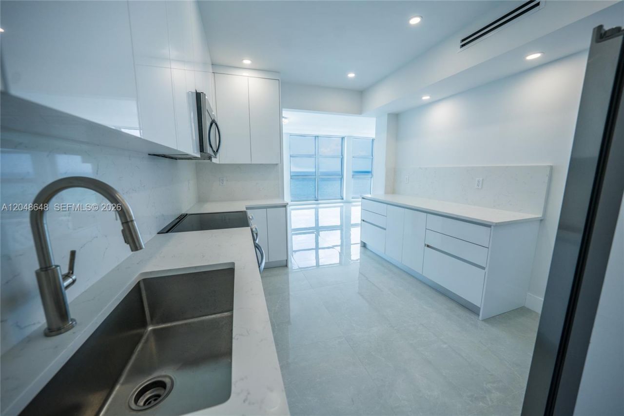 5055 Collins Ave , Unit 14H, Miami Beach, FL 33140 Photo