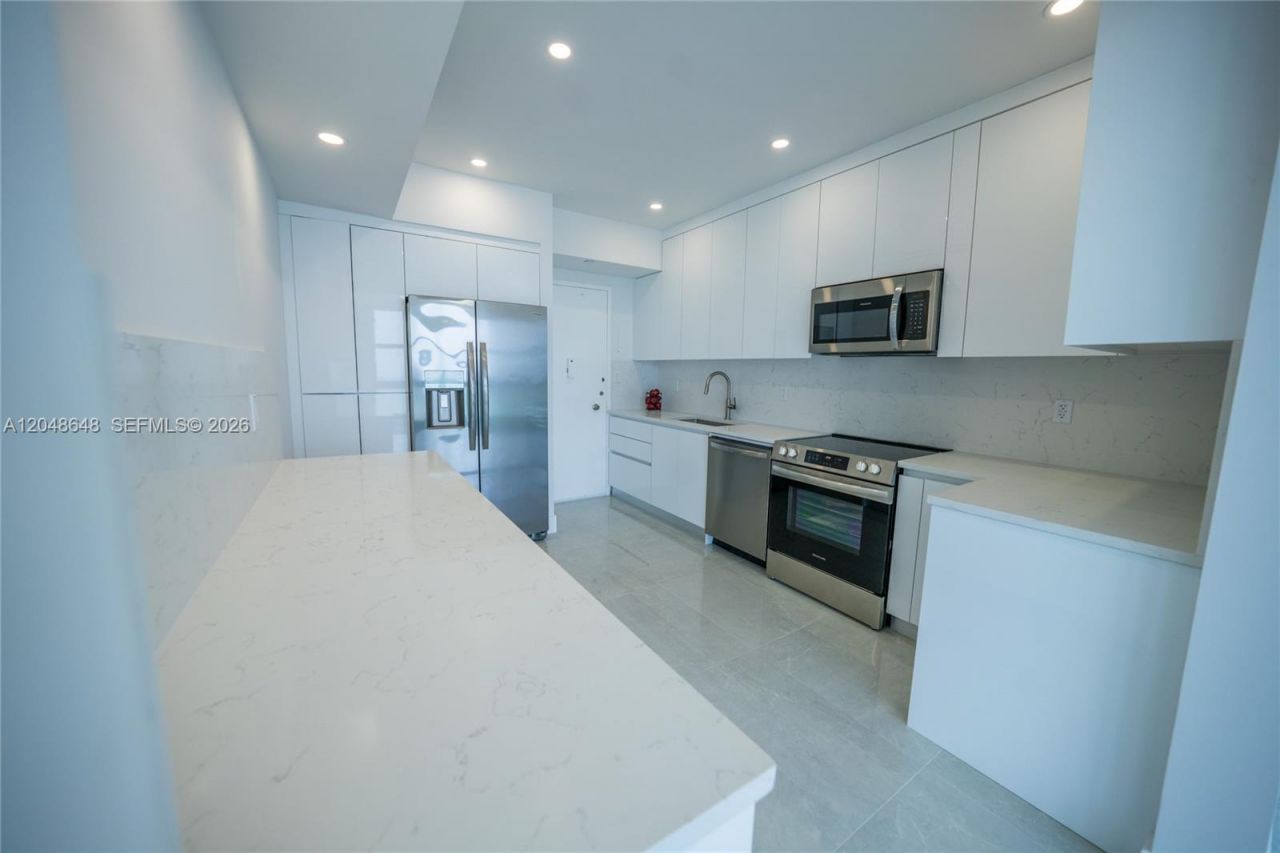 5055 Collins Ave , Unit 14H, Miami Beach, FL 33140 Photo