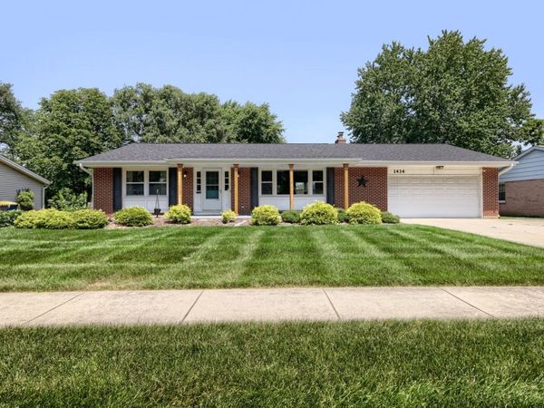 1434 Maple Lane , Elgin, IL 60123