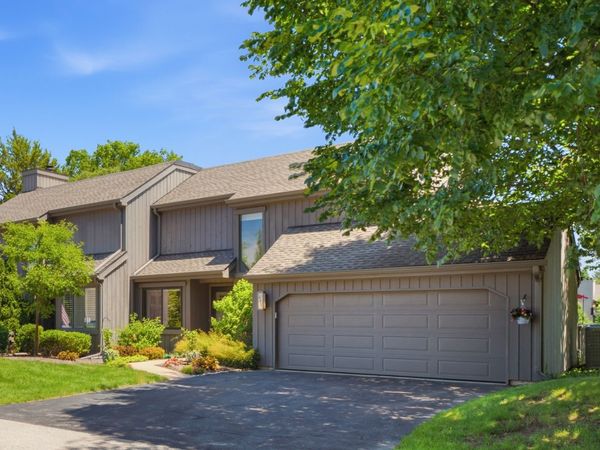 423 Deer Trail Hill Trail, Lake Barrington, IL 60010