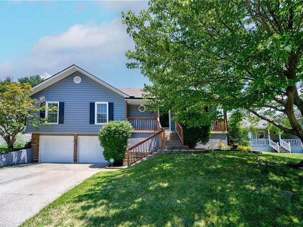 1231 NE DEERBROOK Circle, Lee's Summit, MO 64086