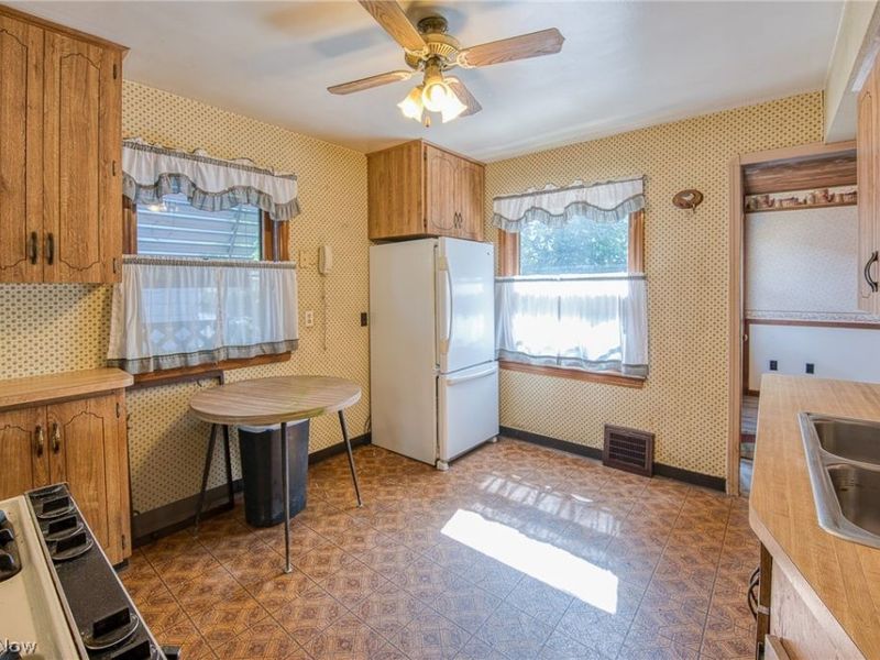 354 E 260th Street, Euclid, OH 44132 Photo 10