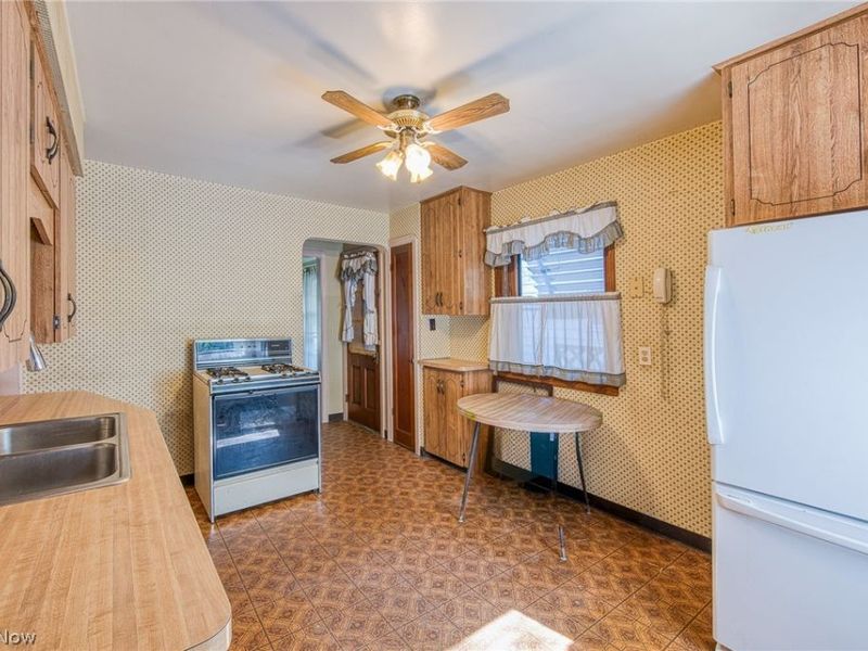 354 E 260th Street, Euclid, OH 44132 Photo 11