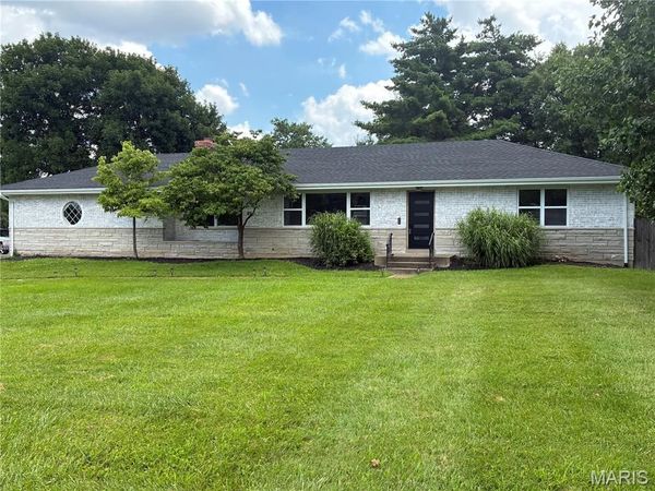 504 Wren Avenue , Manchester, MO 63021