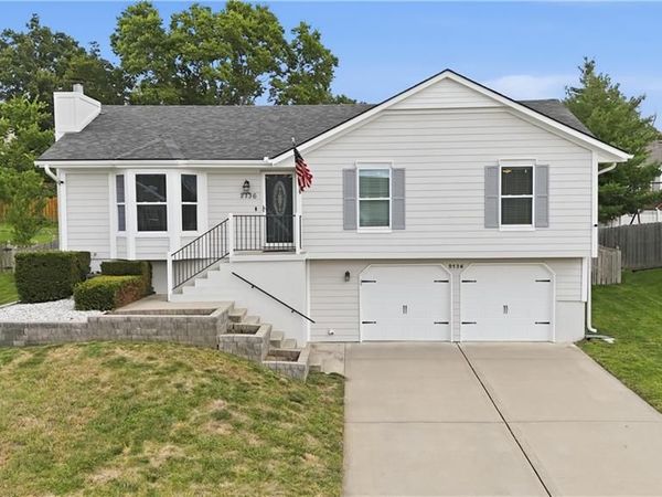 2136 SW Sterling Drive, Lee's Summit, MO 64081