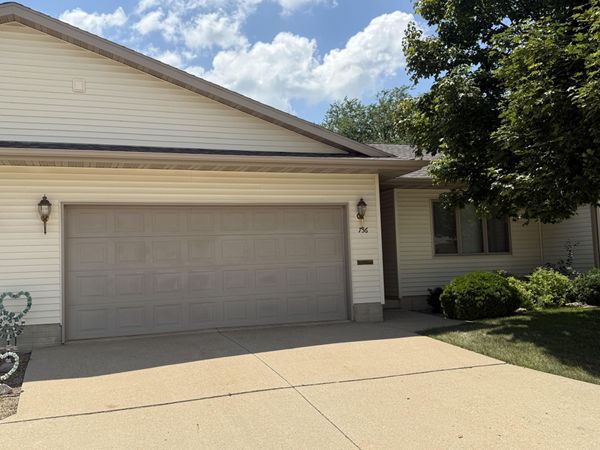 736 Southlawn Terrace, Oelwein, IA 50662