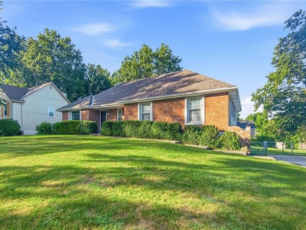 110 W Lexington Drive, Blue Springs, MO 64015