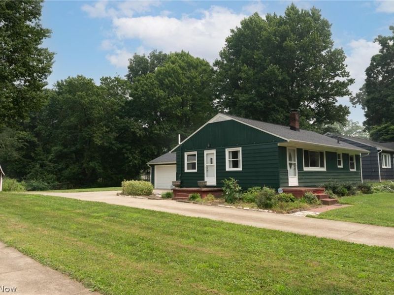 13526 Glenvale Avenue NW, Uniontown, OH 44685 Photo 3
