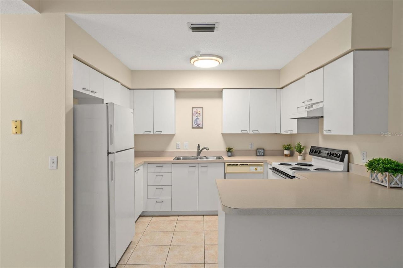 701 Mirror Lake Drive N, Unit 102, Saint Petersburg, FL 33701 Photo