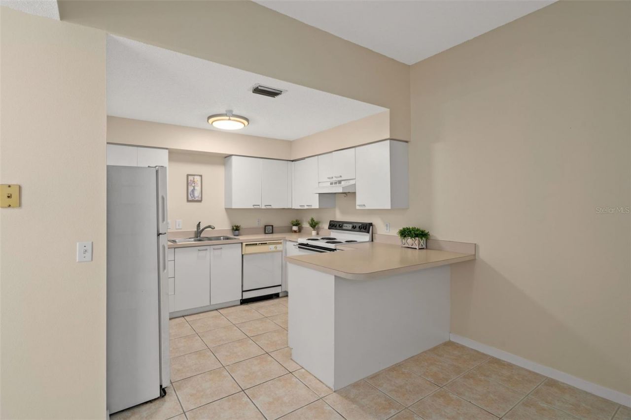 701 Mirror Lake Drive N, Unit 102, Saint Petersburg, FL 33701 Photo