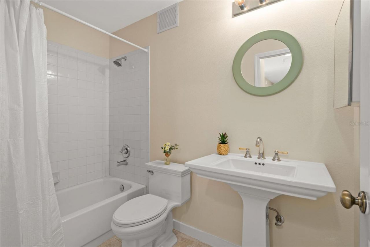 701 Mirror Lake Drive N, Unit 102, Saint Petersburg, FL 33701 Photo