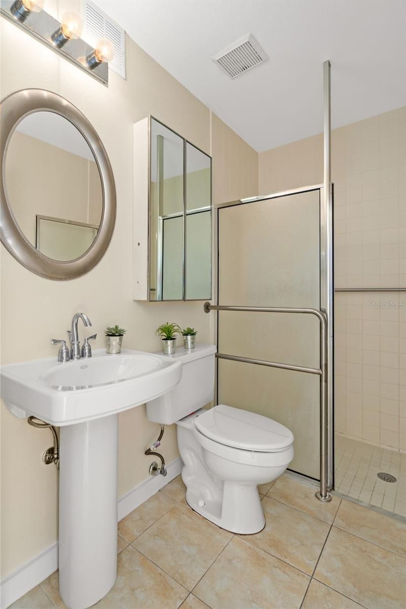 701 Mirror Lake Drive N, Unit 102, Saint Petersburg, FL 33701 Photo