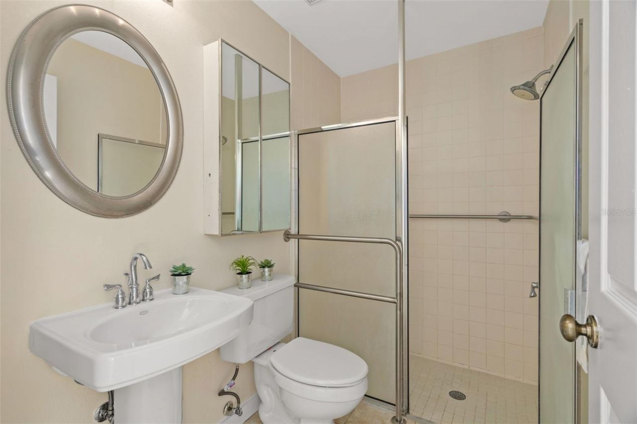 701 Mirror Lake Drive N, Unit 102, Saint Petersburg, FL 33701 Photo