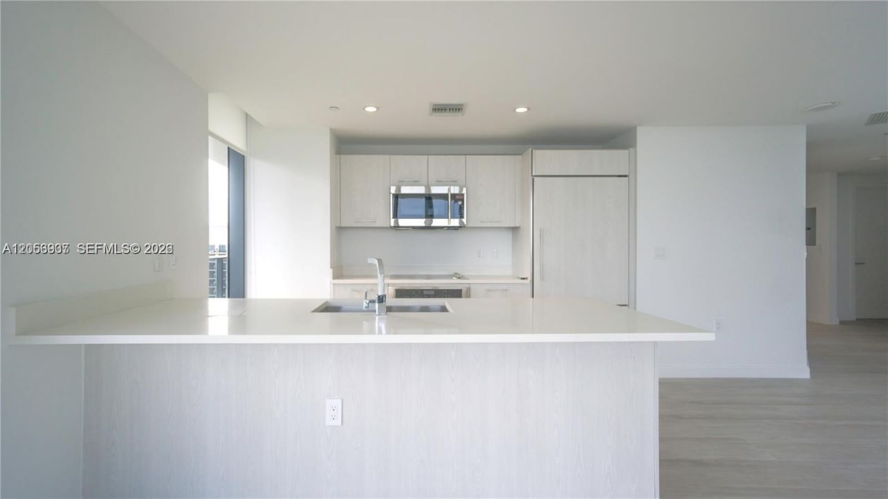 45 SW 9th St, Unit 3303, Miami, FL 33130 Photo