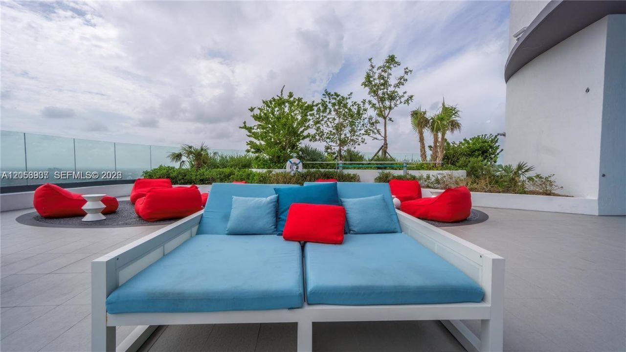 45 SW 9th St, Unit 3303, Miami, FL 33130 Photo