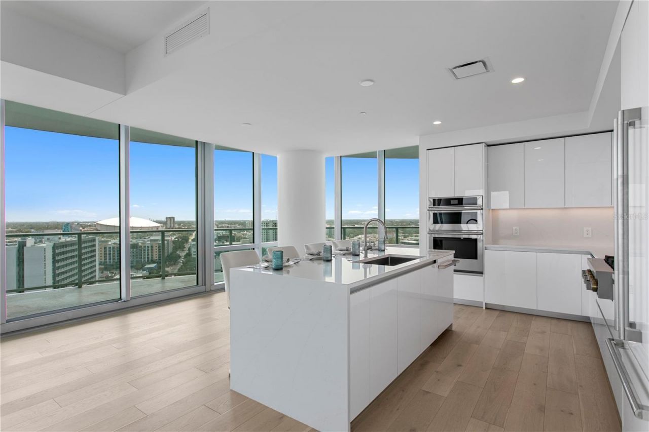 400 Central Avenue, Unit 1801, Saint Petersburg, FL 33701 Photo
