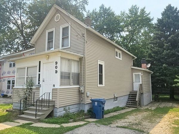 909 E Lake Street , Aurora, IL 60506