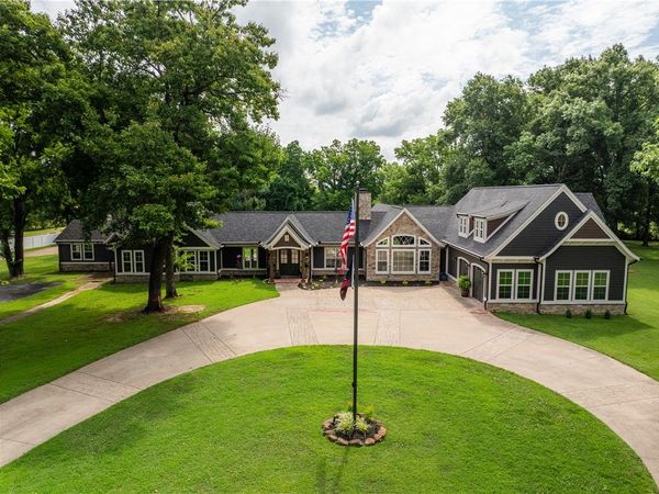 1101 N Dogwood Street , Siloam Springs, AR 72761