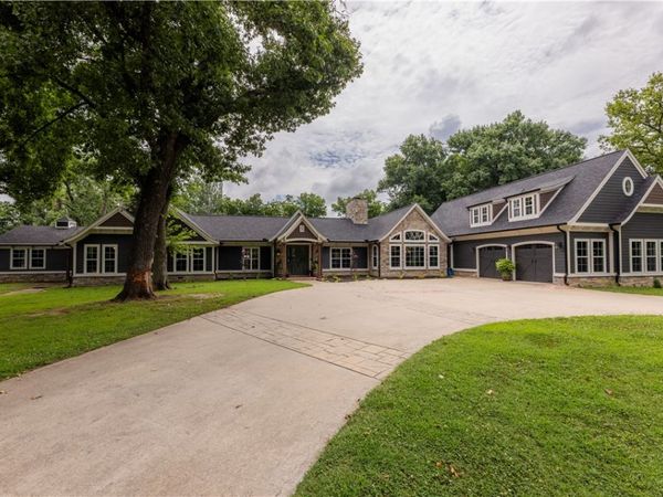 1101 N Dogwood Street , Siloam Springs, AR 72761