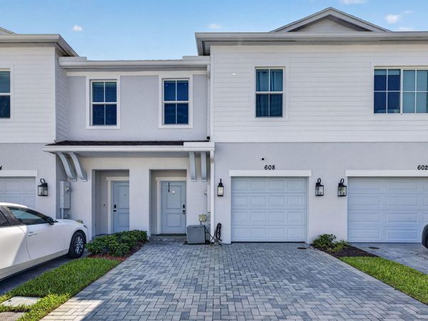 608 NE WATERS EDGE Lane, Port St. Lucie, FL 34983