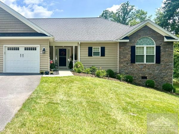 111 Creekside Ct, Bluefield, WV 24701